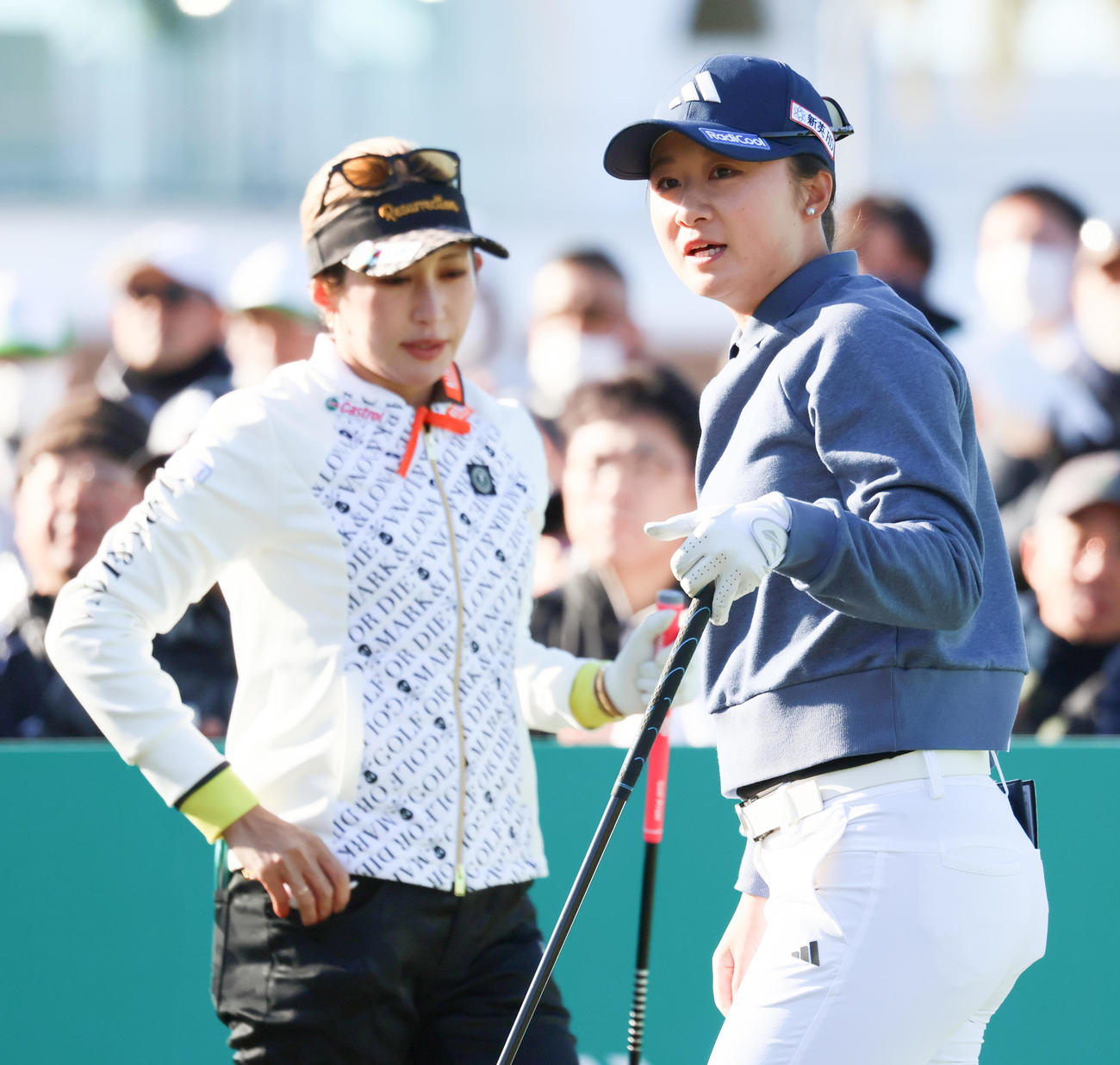 10番、ティーショットを放つ森田遥（手前）と金田（撮影・上山淳一）