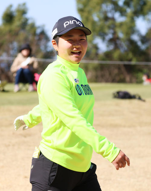 3番、ティーショットを放ちセカンド地点へ向かう宮沢（撮影・上山淳一）