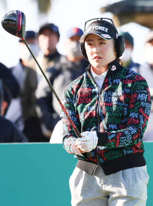 10番、ティーショットを前にする岩井千怜（撮影・上山淳一）