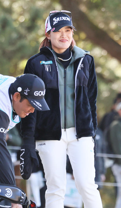 1番、セカンドショットを前にする小倉（撮影・上山淳一）