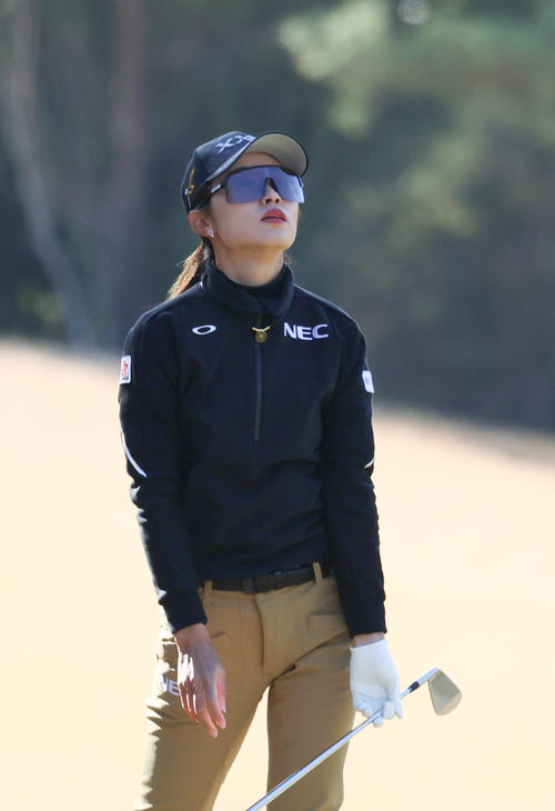 1番、セカンドショットを放ち打球を見上げる安田（撮影・上山淳一）