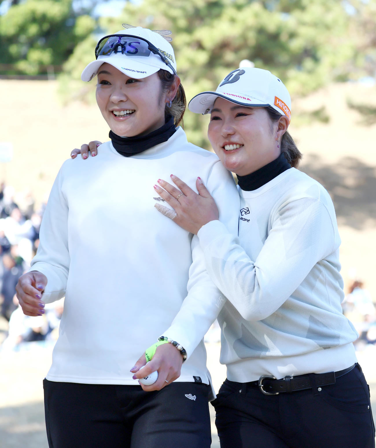 ホールアウトし笑顔を見せる藤田さ（左）と高橋（撮影・上山淳一）