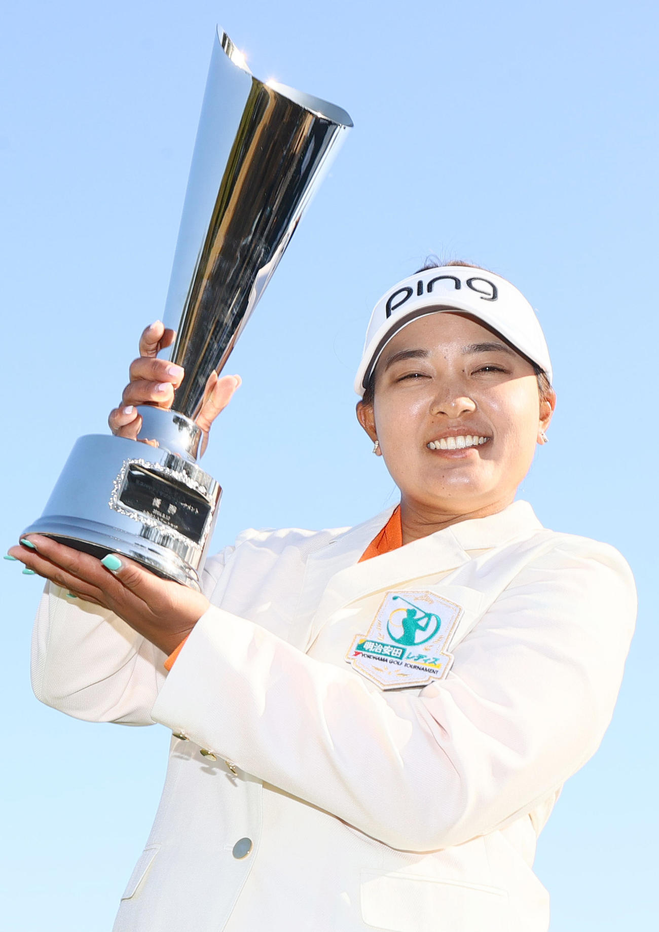 明治安田レディスを制した鈴木は優勝トロフィーを手に笑顔を見せる（撮影・上山淳一）