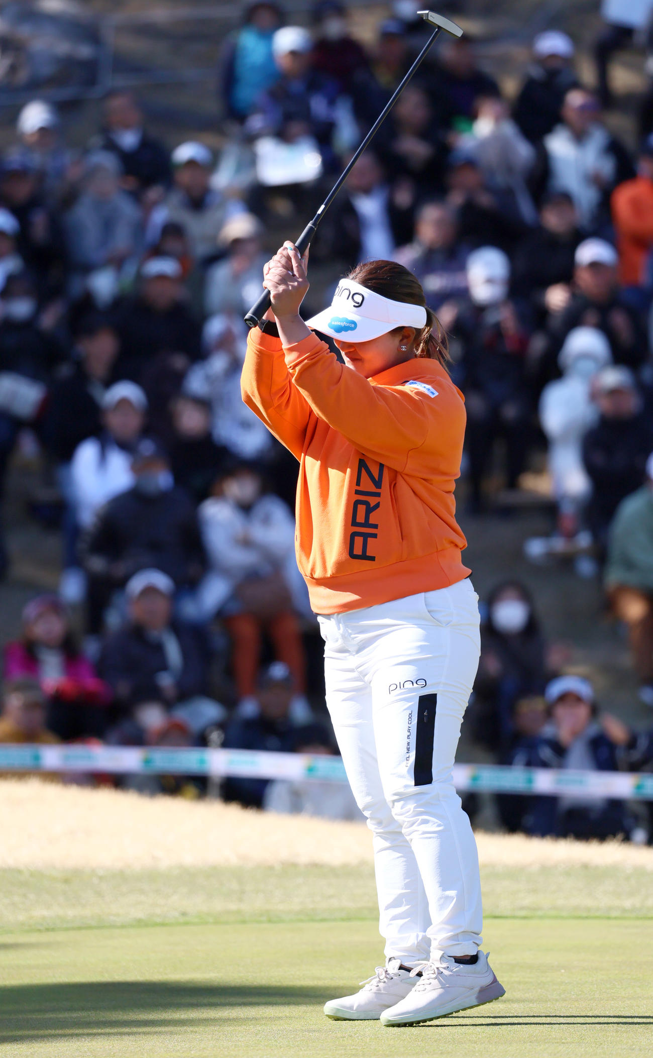 18番、鈴木はウイニングパットを決め歓喜する（撮影・上山淳一）