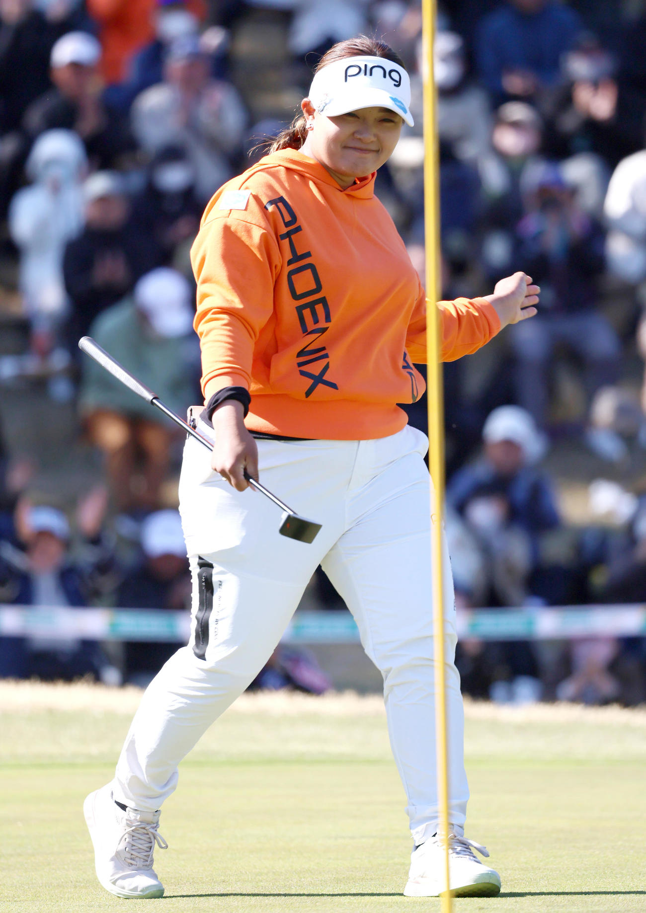18番、鈴木はウイニングパットを決め笑顔を見せる（撮影・上山淳一）