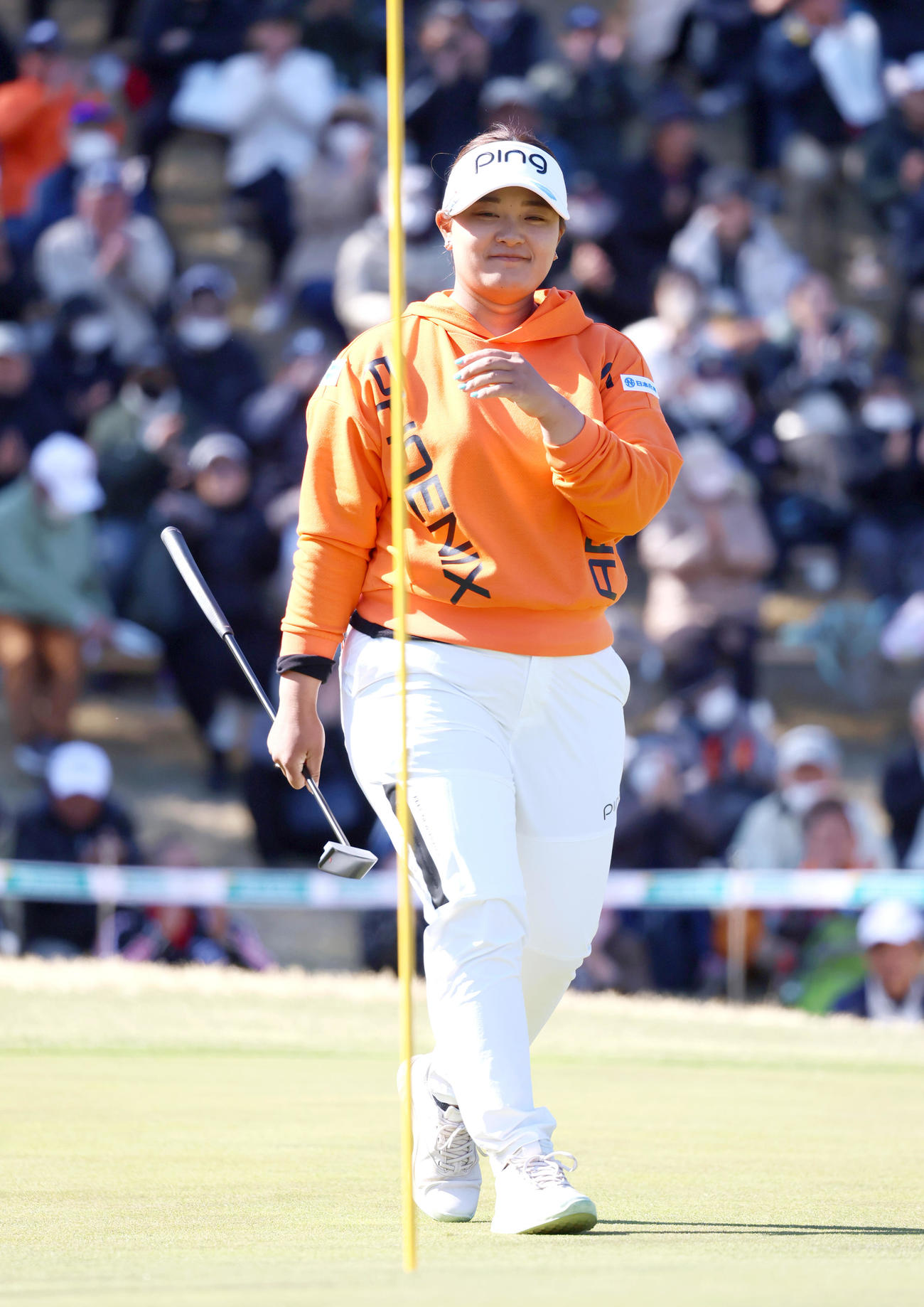 18番、鈴木はウイニングパットを決め笑顔を見せる（撮影・上山淳一）