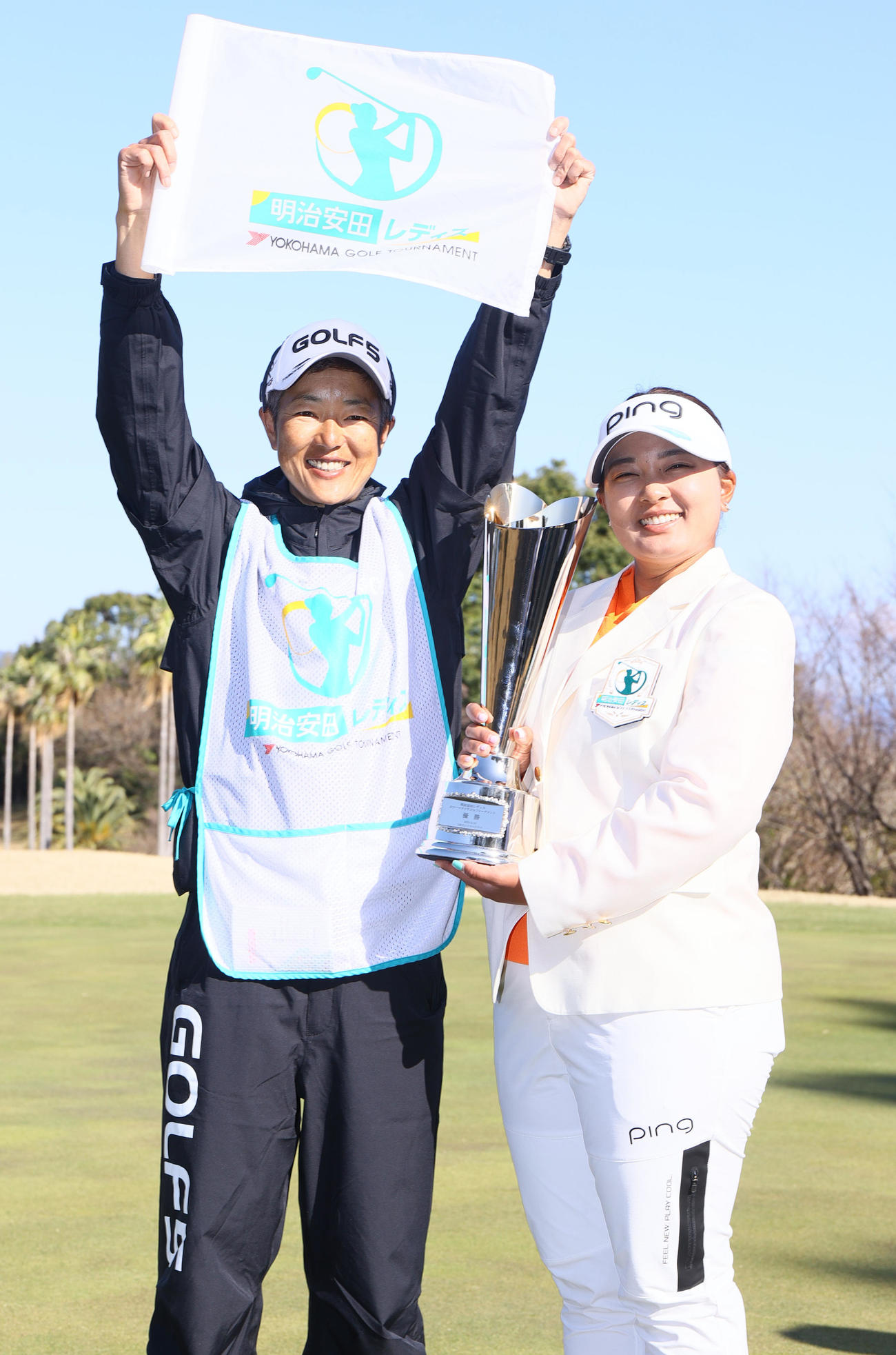 明治安田レディスを制し笑顔を見せる鈴木（右）と土田キャディー（撮影・上山淳一）