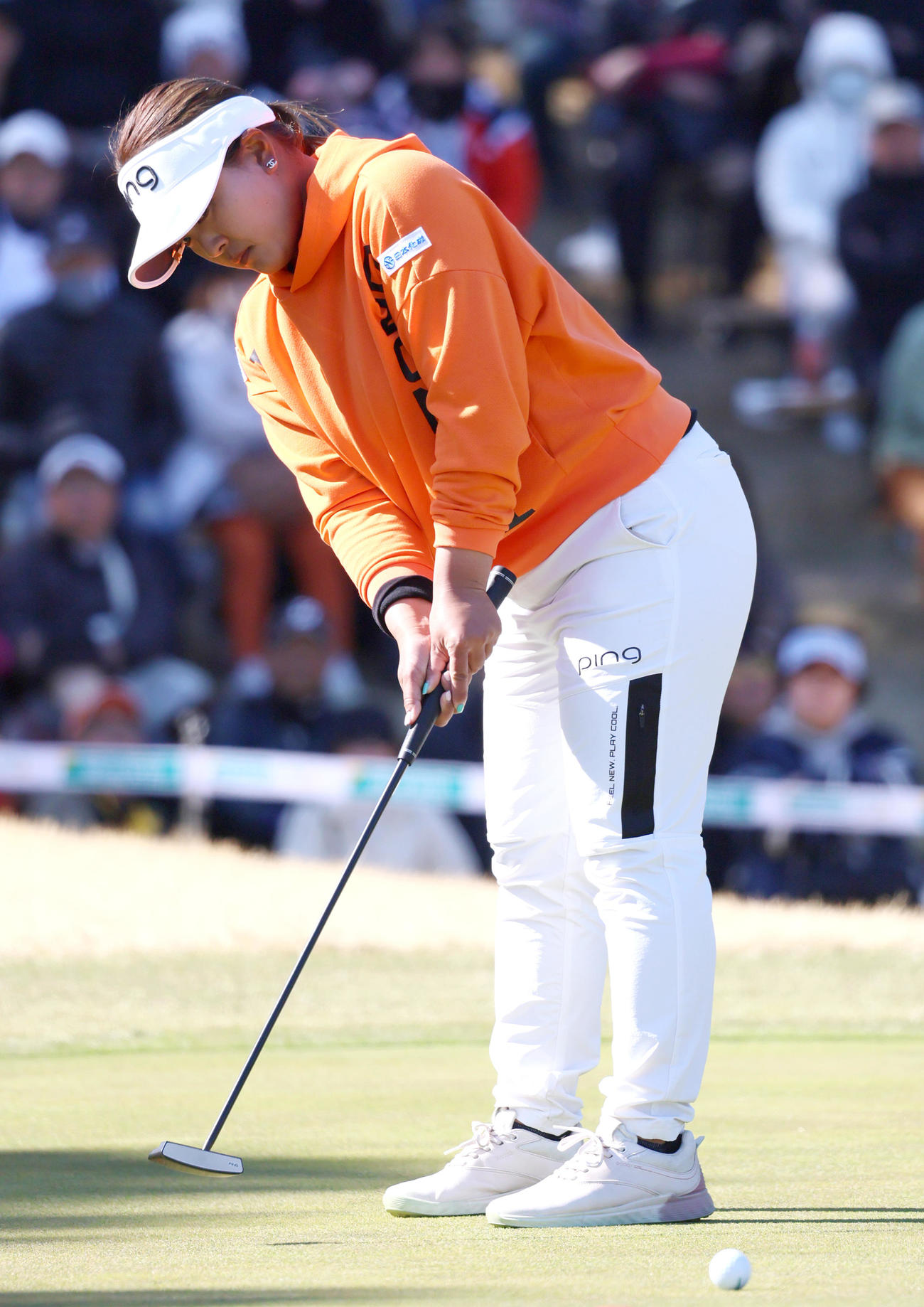 18番、鈴木はウイニングパットを決める（撮影・上山淳一）