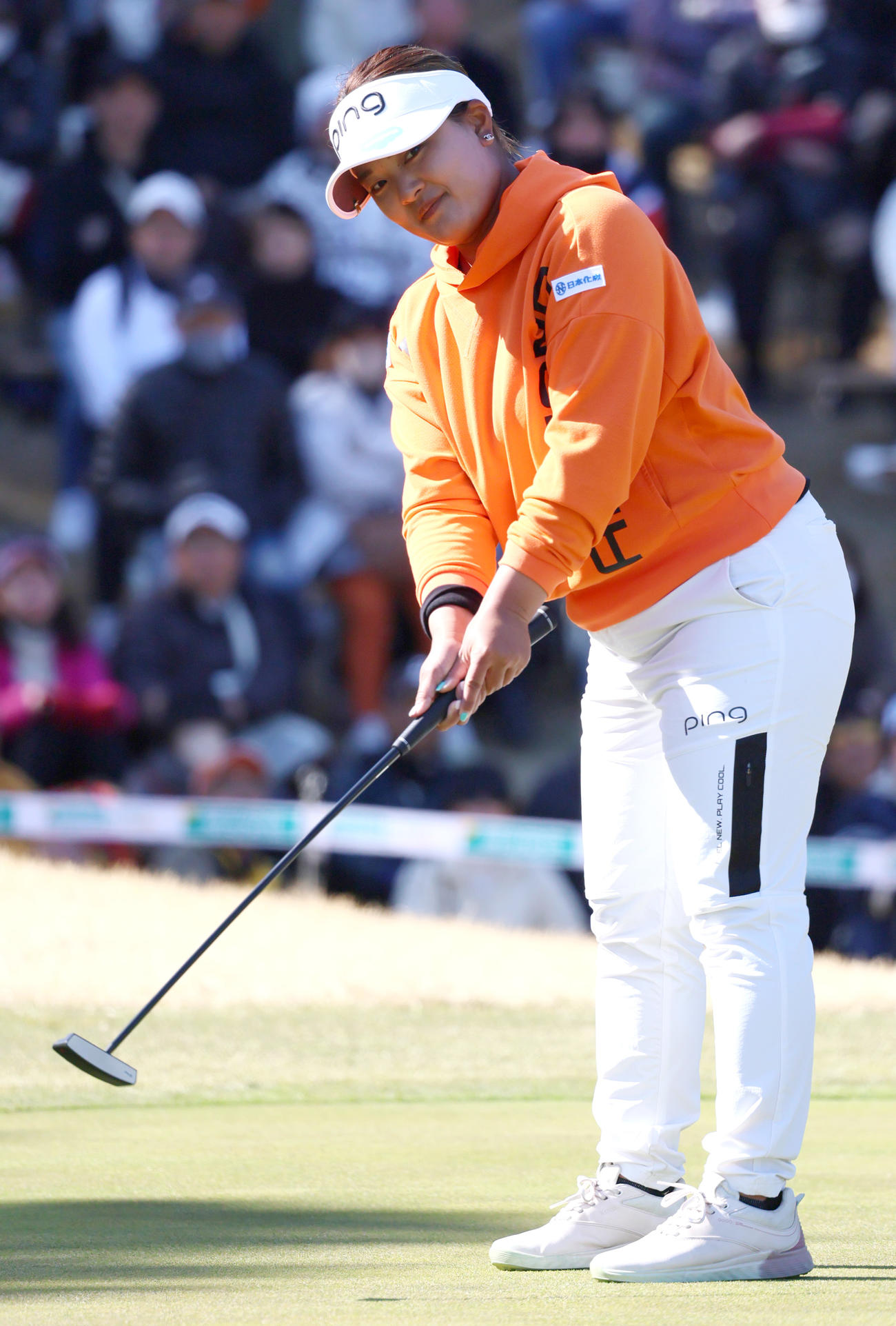 18番、鈴木はウイニングパットを決める（撮影・上山淳一）