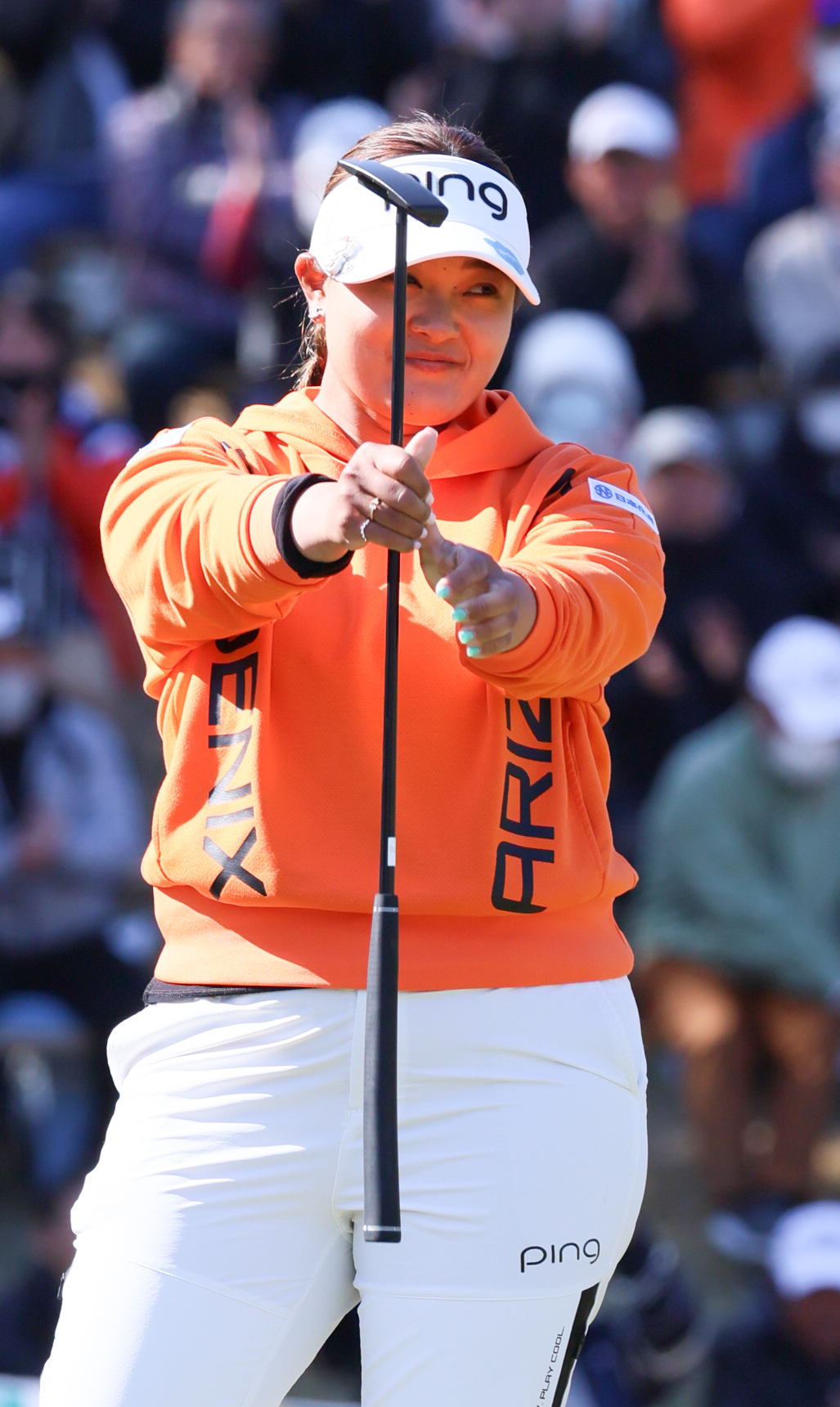 18番、鈴木愛はウイニングパットを決める（撮影・上山淳一）