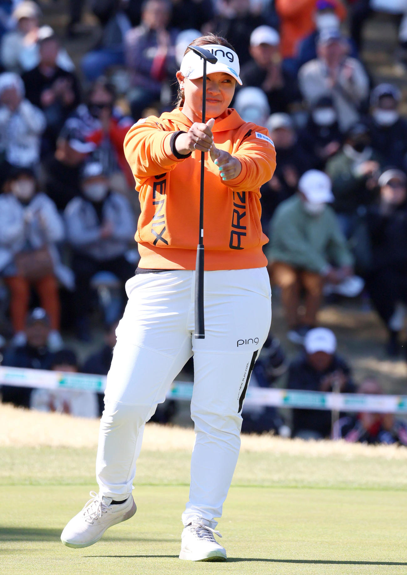 18番、鈴木はウイニングパットを決め笑顔を見せる（撮影・上山淳一）