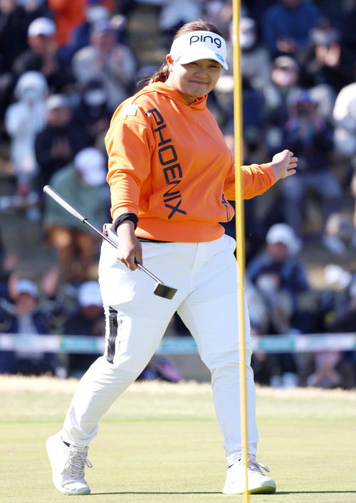 18番、鈴木はウイニングパットを決め笑顔を見せる(撮影・上山淳一)