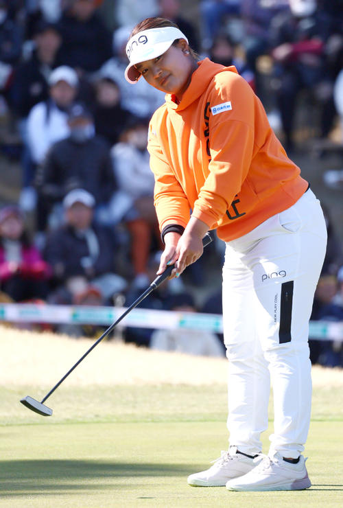 18番、鈴木はウイニングパットを決める(撮影・上山淳一)