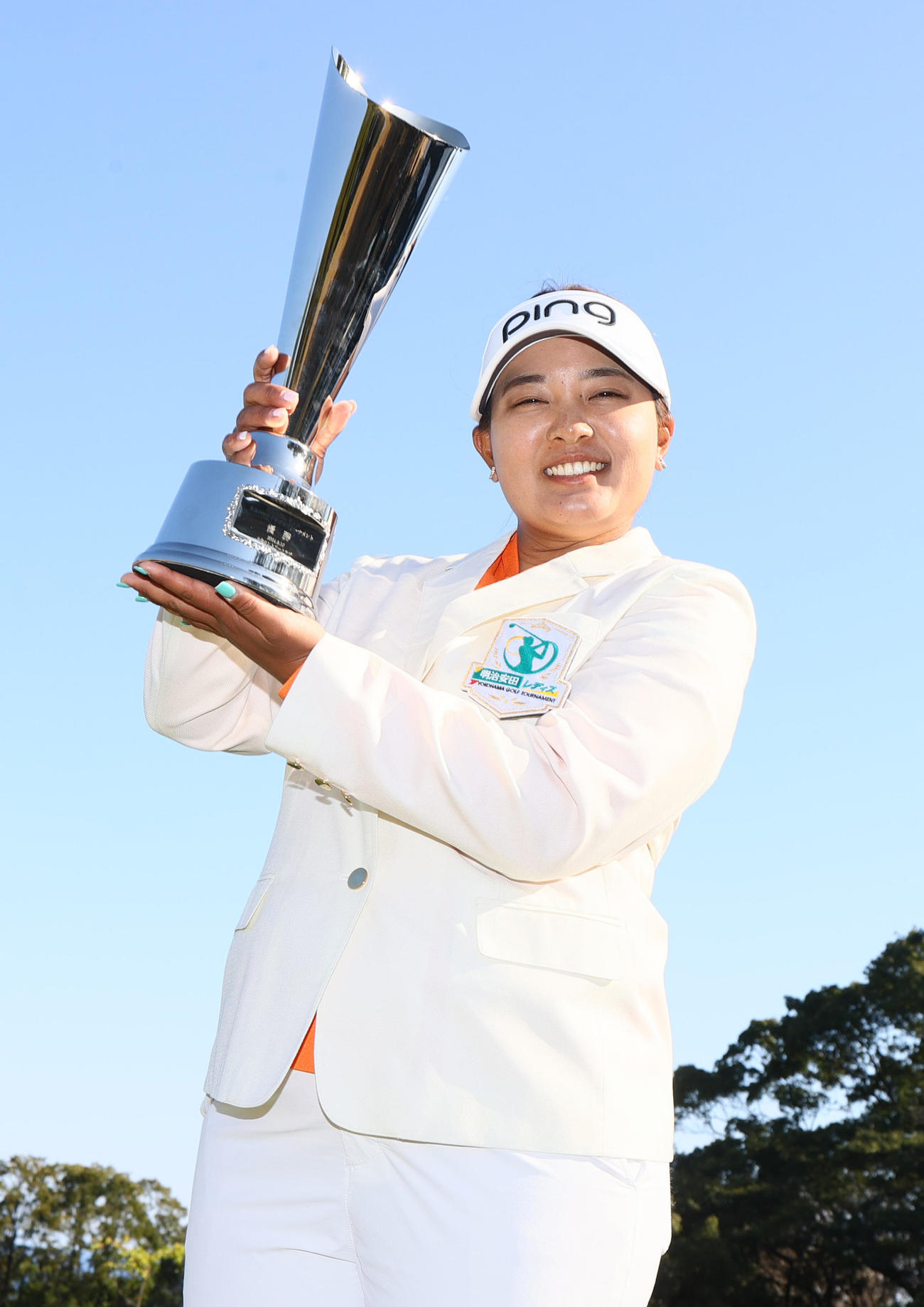 明治安田レディスを制した鈴木は優勝トロフィーを手に笑顔を見せる（撮影・上山淳一）