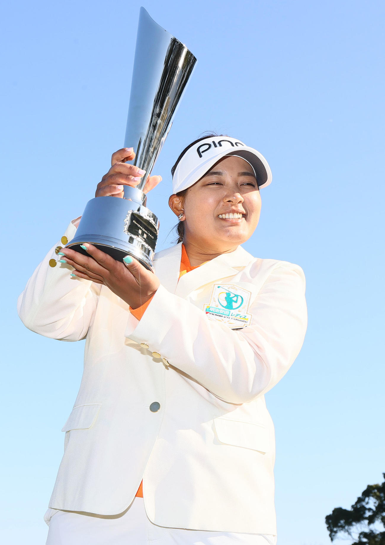 明治安田レディスを制した鈴木は優勝トロフィーを手に笑顔を見せる（撮影・上山淳一）