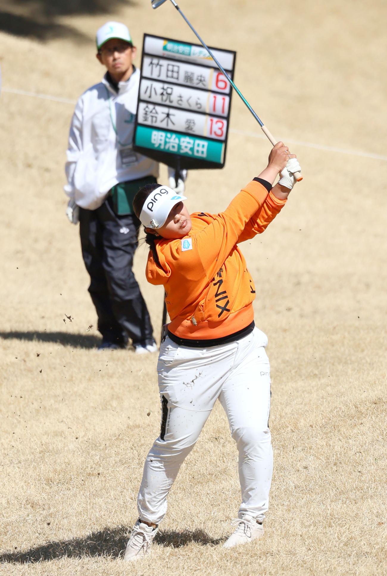 8番、鈴木はセカンドショットを放つ（撮影・上山淳一）