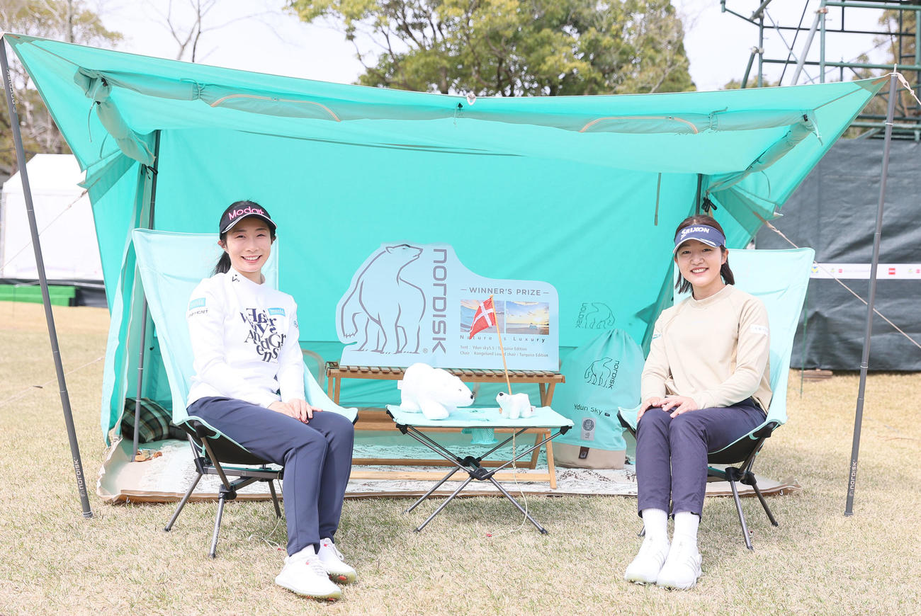 Vポイント×ENEOSゴルフトーナメント練習日　篠崎（左）と岸部はアウトドア観戦エリアで笑顔（撮影・冨田成美）