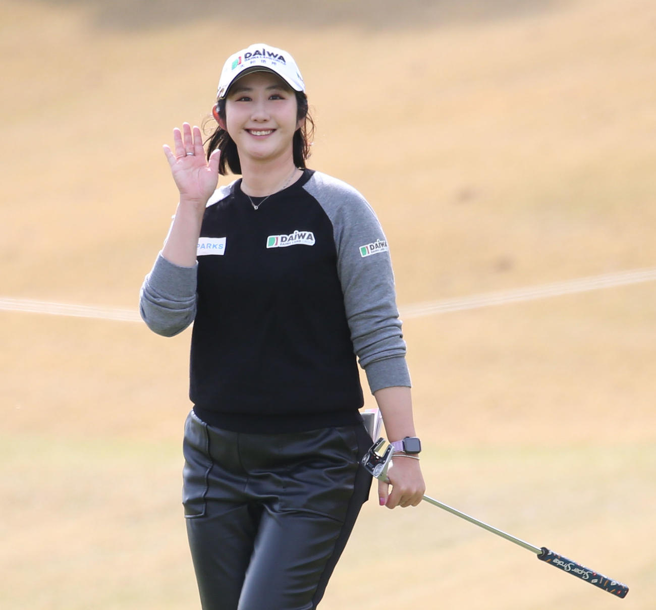 Vポイント×ENEOSゴルフトーナメント練習日　カメラに手を振るペ・ソンウ（撮影・冨田成美）