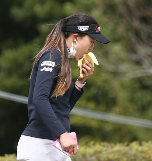 Vポイント×ENEOSゴルフトーナメント練習日　バナナを食べるエイミー・コガ（撮影・冨田成美）