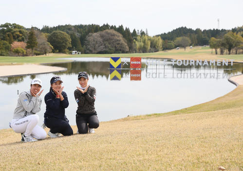 Vポイント×ENEOSゴルフトーナメント練習日　笑顔でVポーズ、左から上野、青木、木村（撮影・冨田成美）