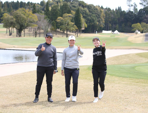 Vポイント×ENEOSゴルフトーナメント練習日　練習ラウンドを終えて笑顔でポーズ、右から村田、沖、工藤（撮影・冨田成美）