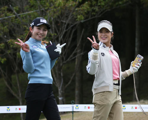 Vポイント×ENEOSゴルフトーナメント練習日　笑顔でカメラにVサインする江沢（左）と大西（撮影・冨田成美）