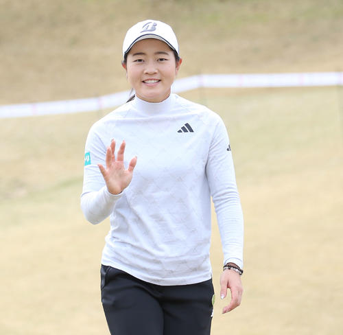 Vポイント×ENEOSゴルフトーナメント練習日　笑顔で手を振る佐藤（撮影・冨田成美）