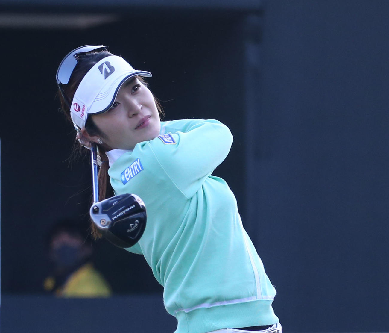 1番、ティーショットを放つ三ケ島（撮影・冨田成美）