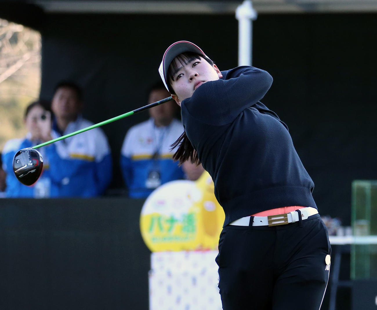 1番、ティーショットを放つ山下心暖（撮影・冨田成美）