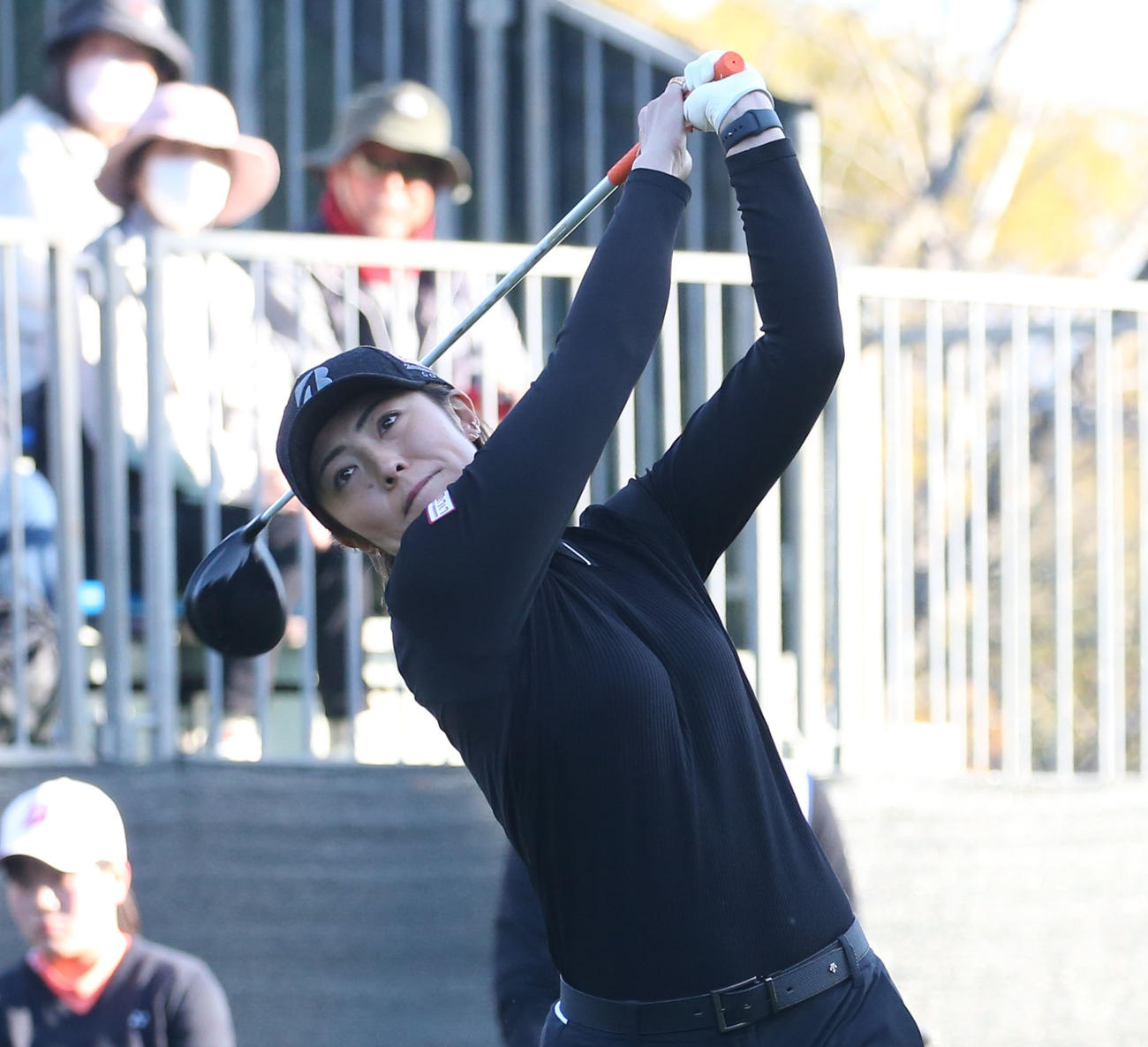 1番、ティーショットを放つ渡辺（撮影・冨田成美）