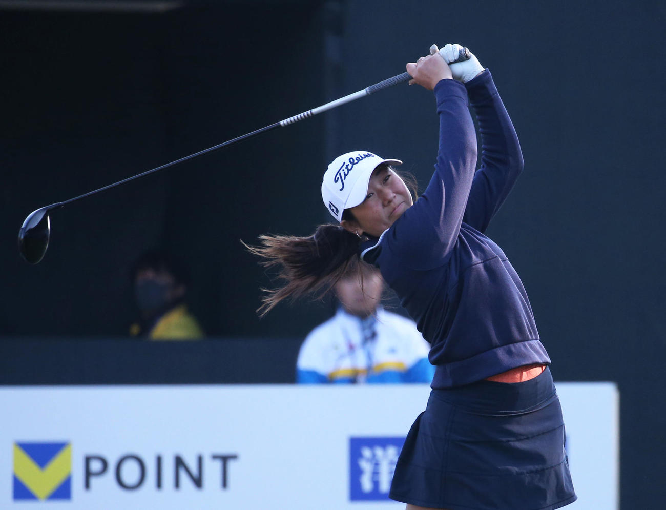 1番、ティーショットを放つ肥後（撮影・冨田成美）