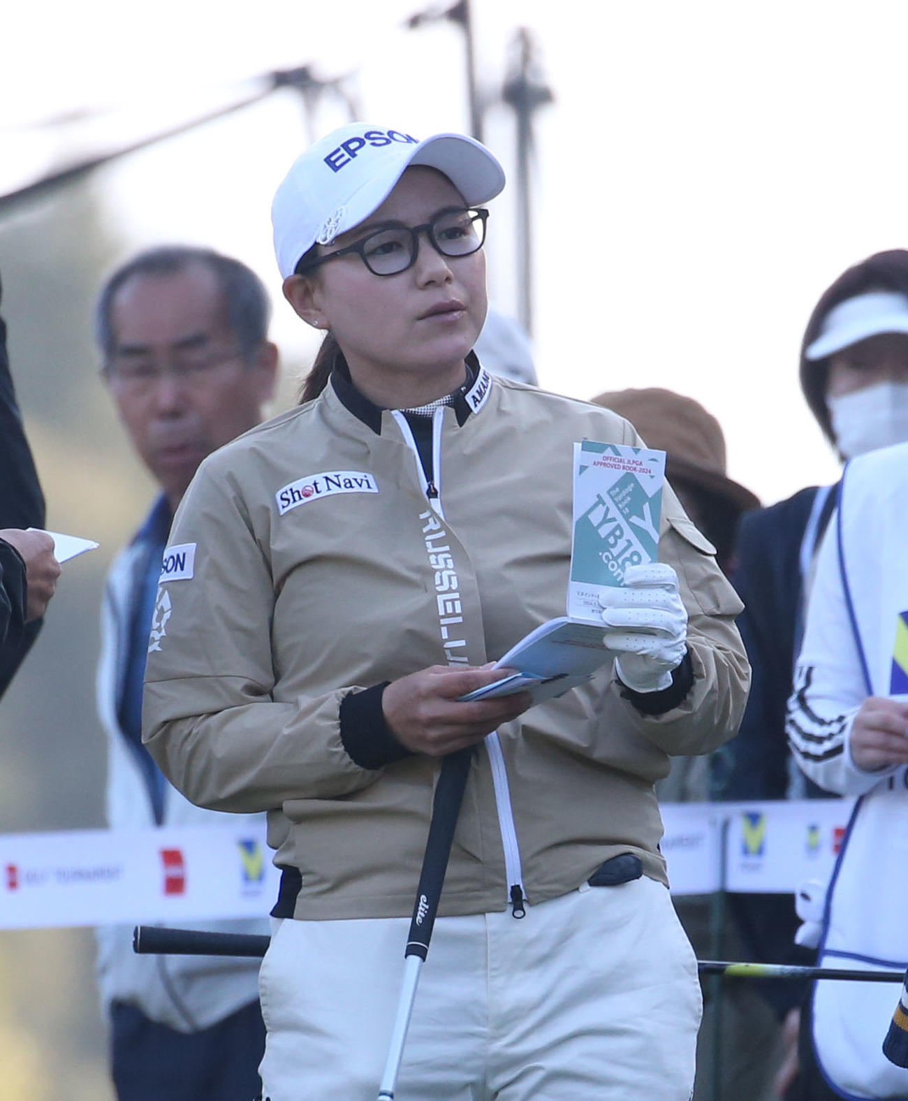 1番、コースを確認する横峯（撮影・冨田成美）