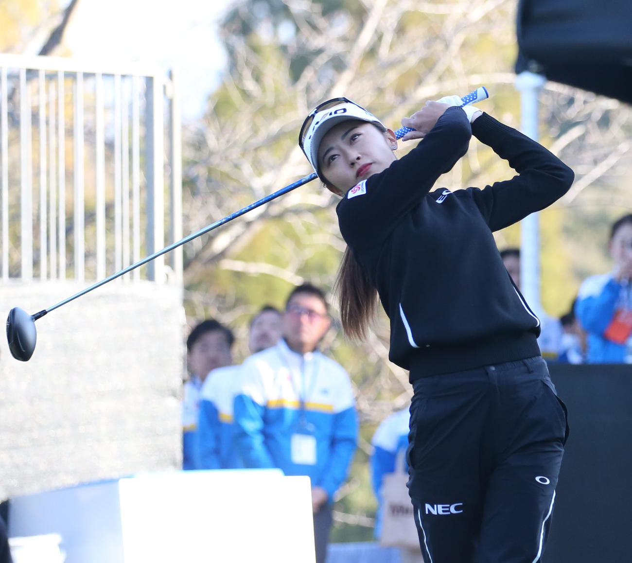 1番、ティーショットを放つ安田（撮影・冨田成美）