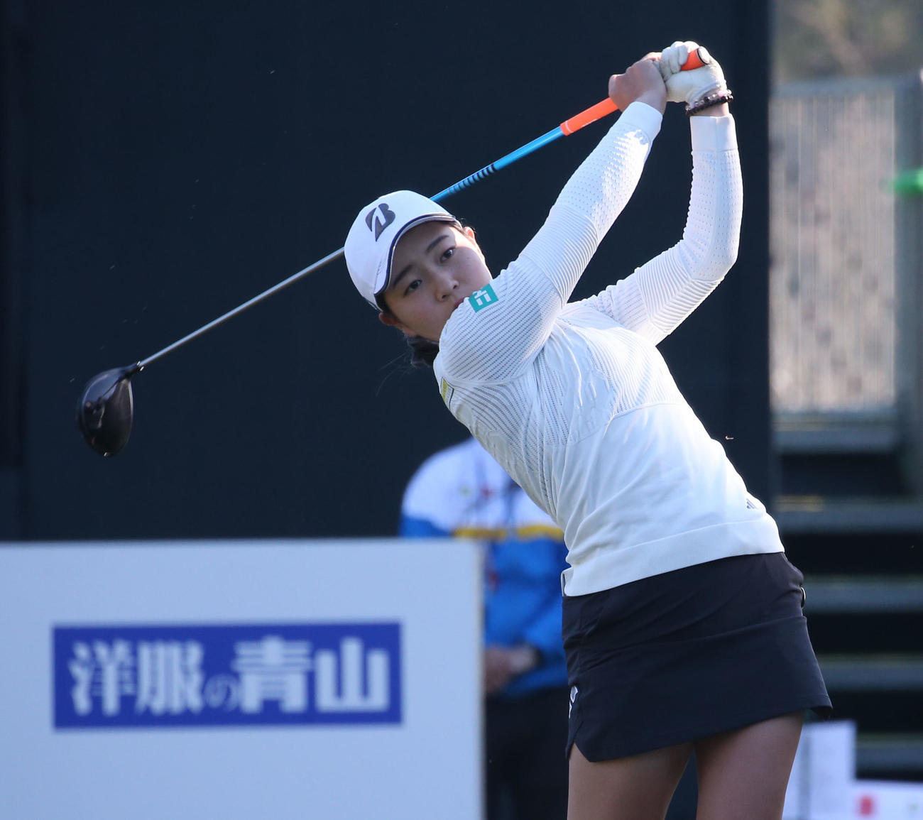 1番、ティーショットを放つ佐藤（撮影・冨田成美）