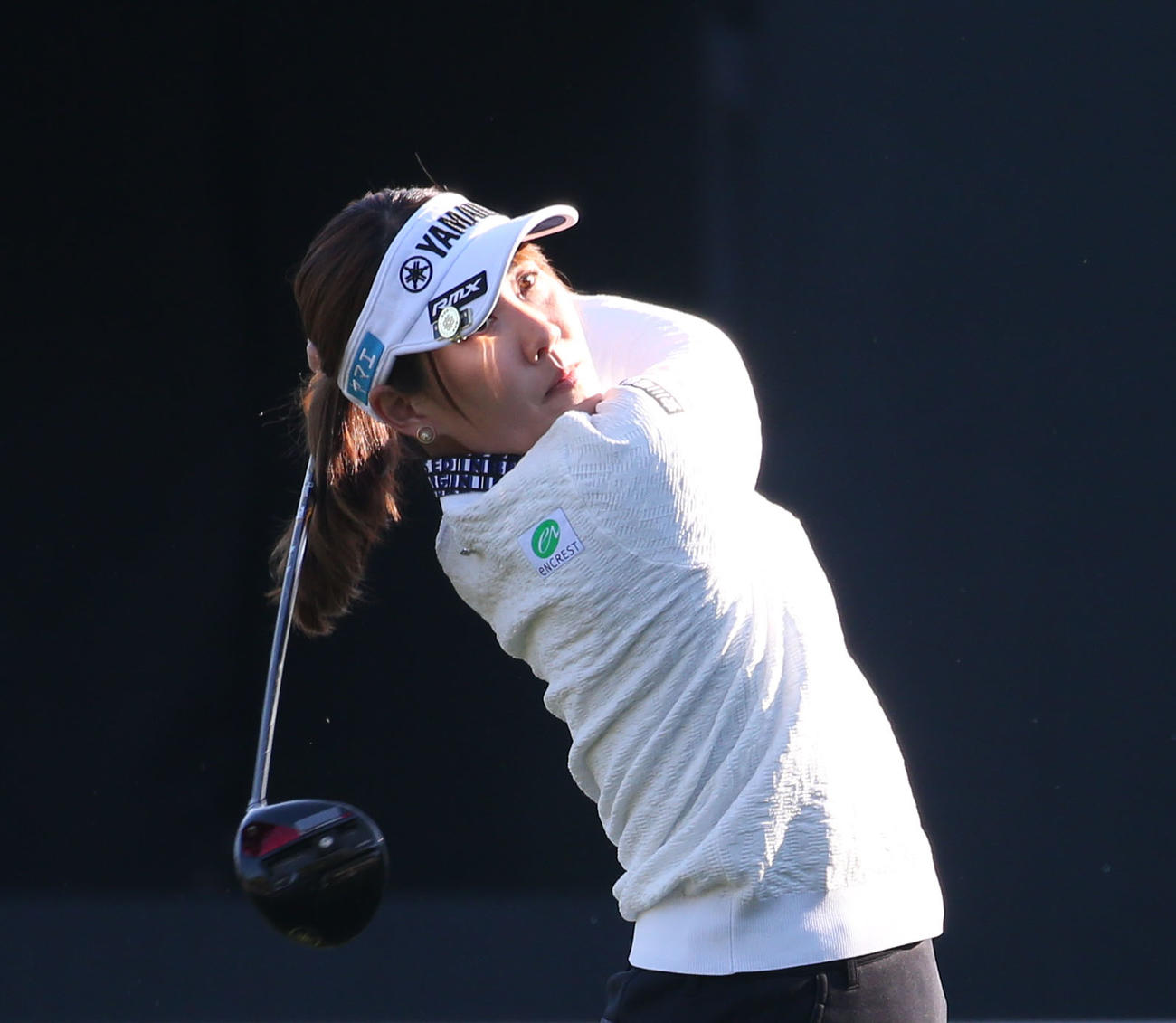 1番、ティーショットを放つ福田（撮影・冨田成美）