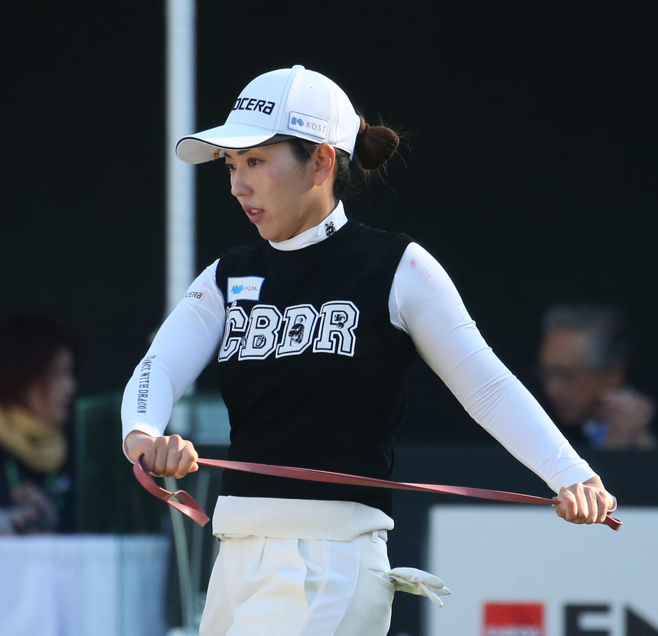 1番、ティーショット前にストレッチを行う笠（撮影・冨田成美）