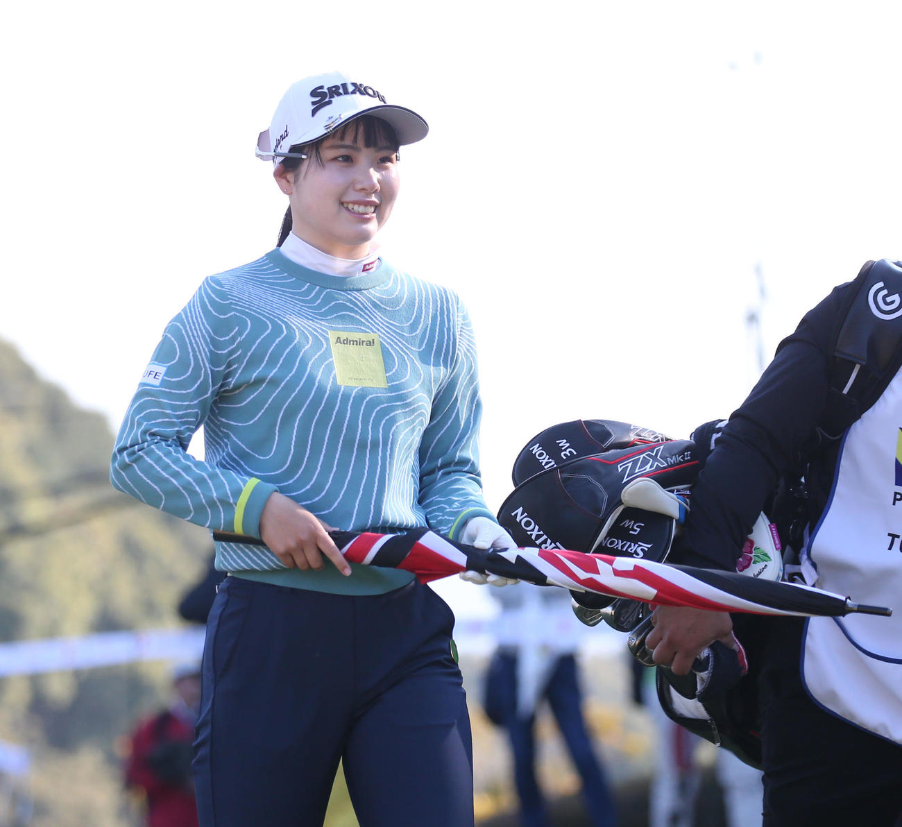 1番、第2打へ向かう尾関（撮影・冨田成美）