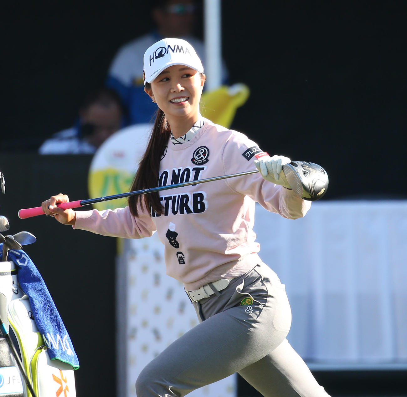 1番、金沢はティーショット前に笑顔でストレッチ（撮影・冨田成美）