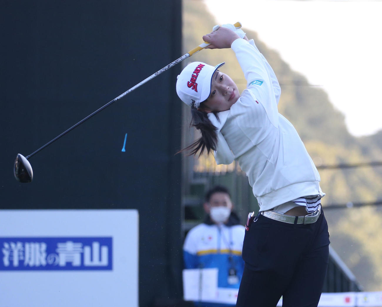 1番、ティーショットを放つ菅（撮影・冨田成美）