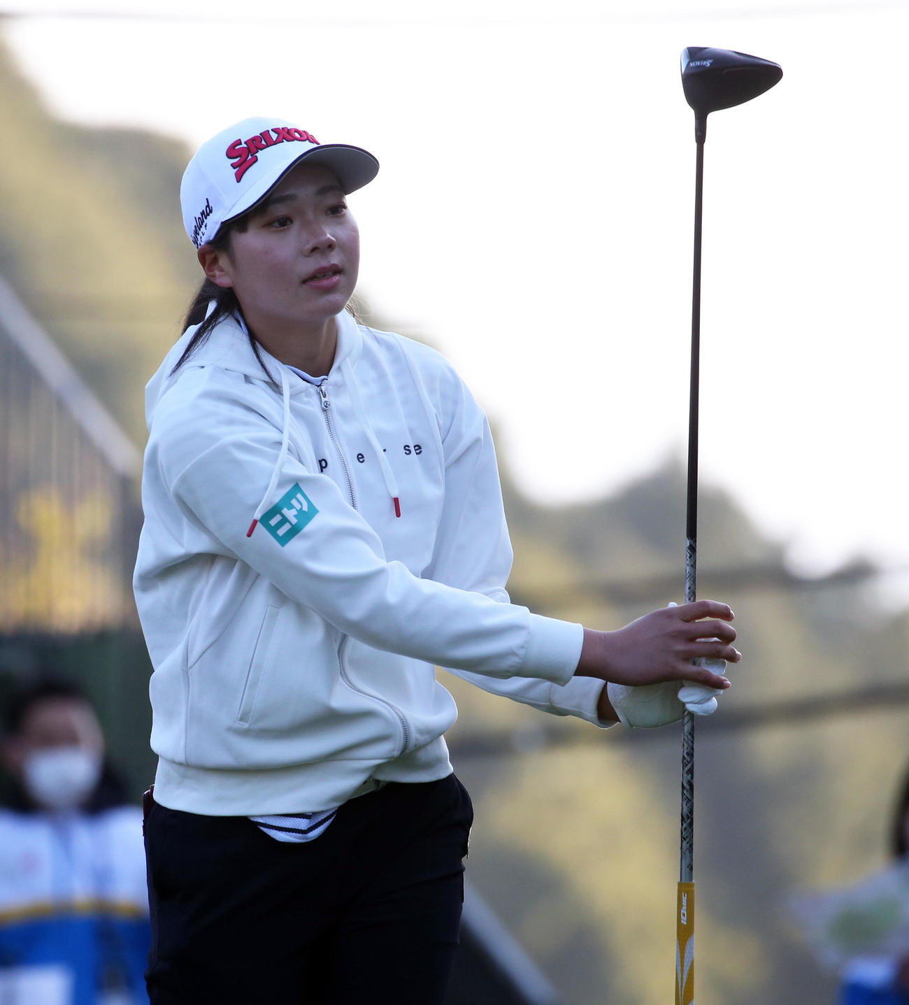 1番、ティーショットを放ち打球の行方を確認する菅（撮影・冨田成美）