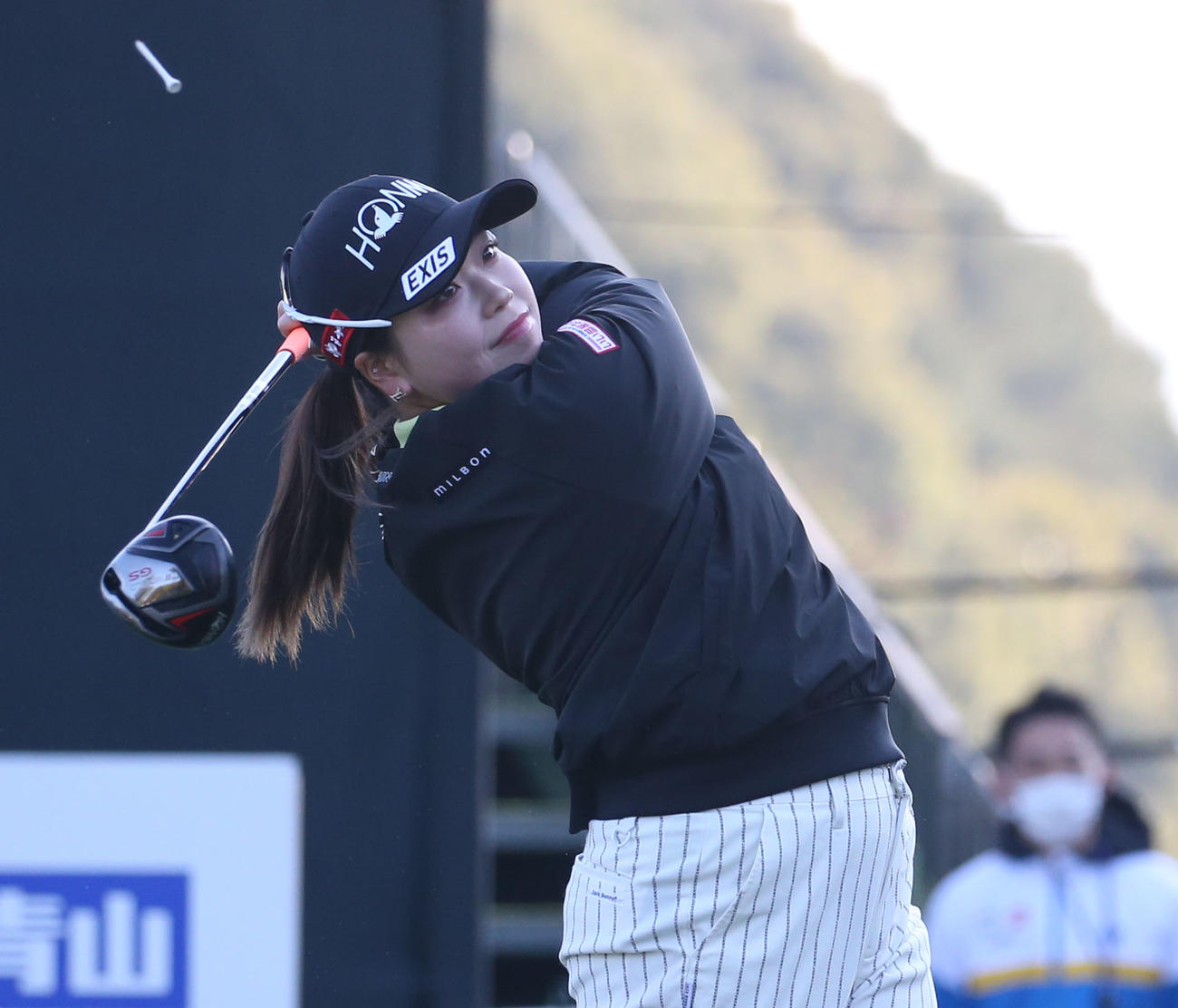 1番、ティーショットを放つ後藤（撮影・冨田成美）