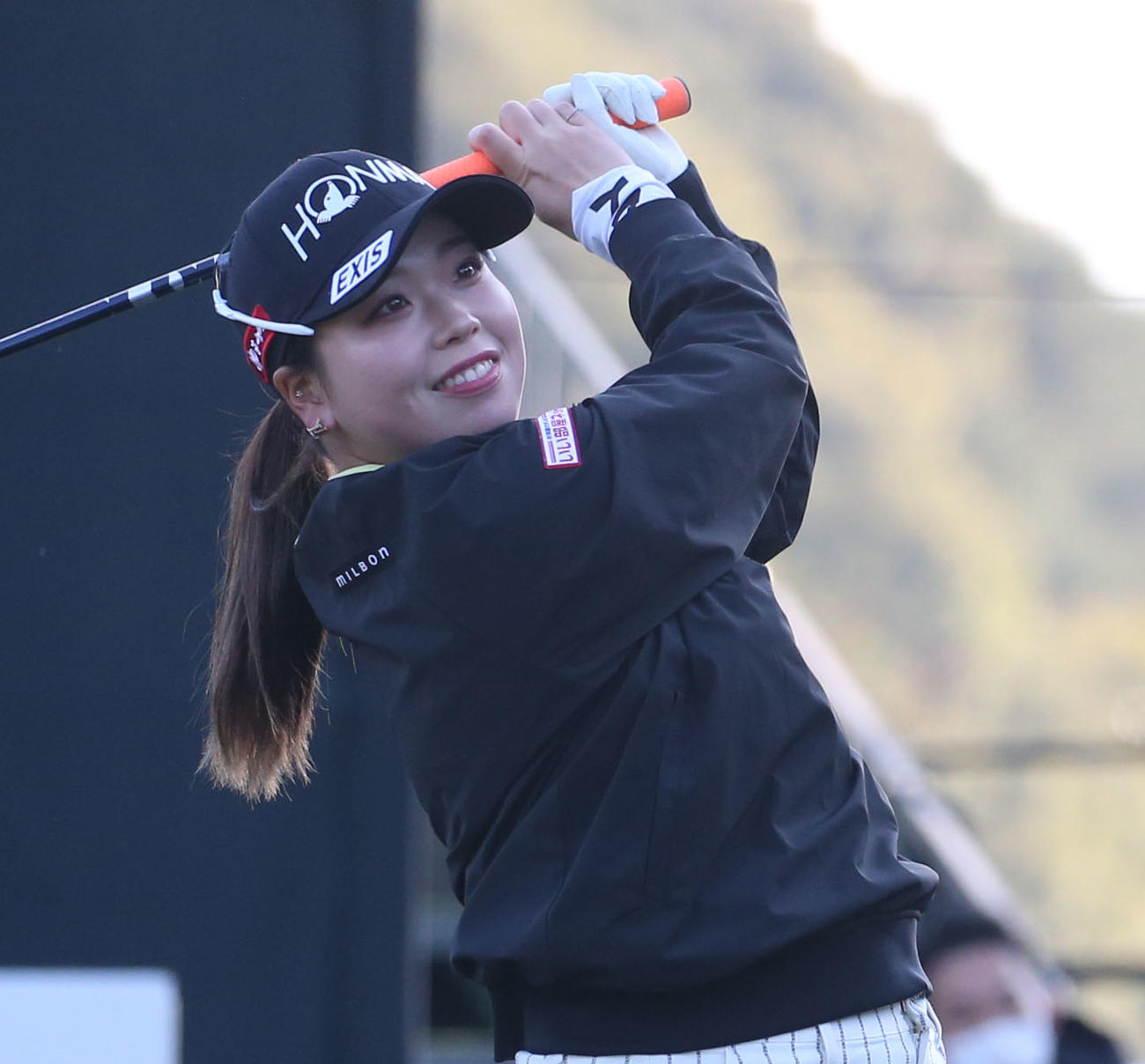 1番、ティーショットを放ち笑顔の後藤（撮影・冨田成美）