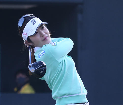 1番、ティーショットを放つ三ケ島（撮影・冨田成美）