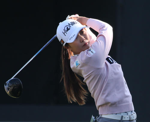 1番、ティーショットを放つ金沢（撮影・冨田成美）