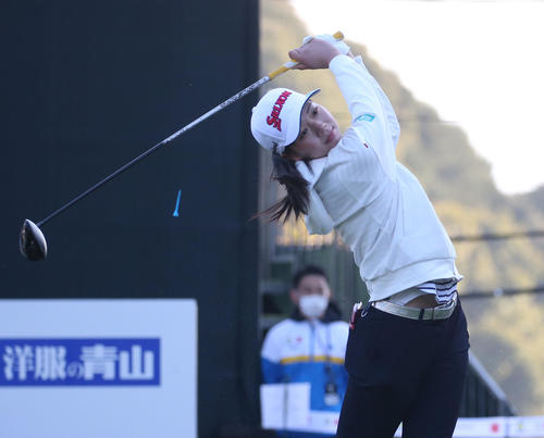 1番、ティーショットを放つ菅（撮影・冨田成美）