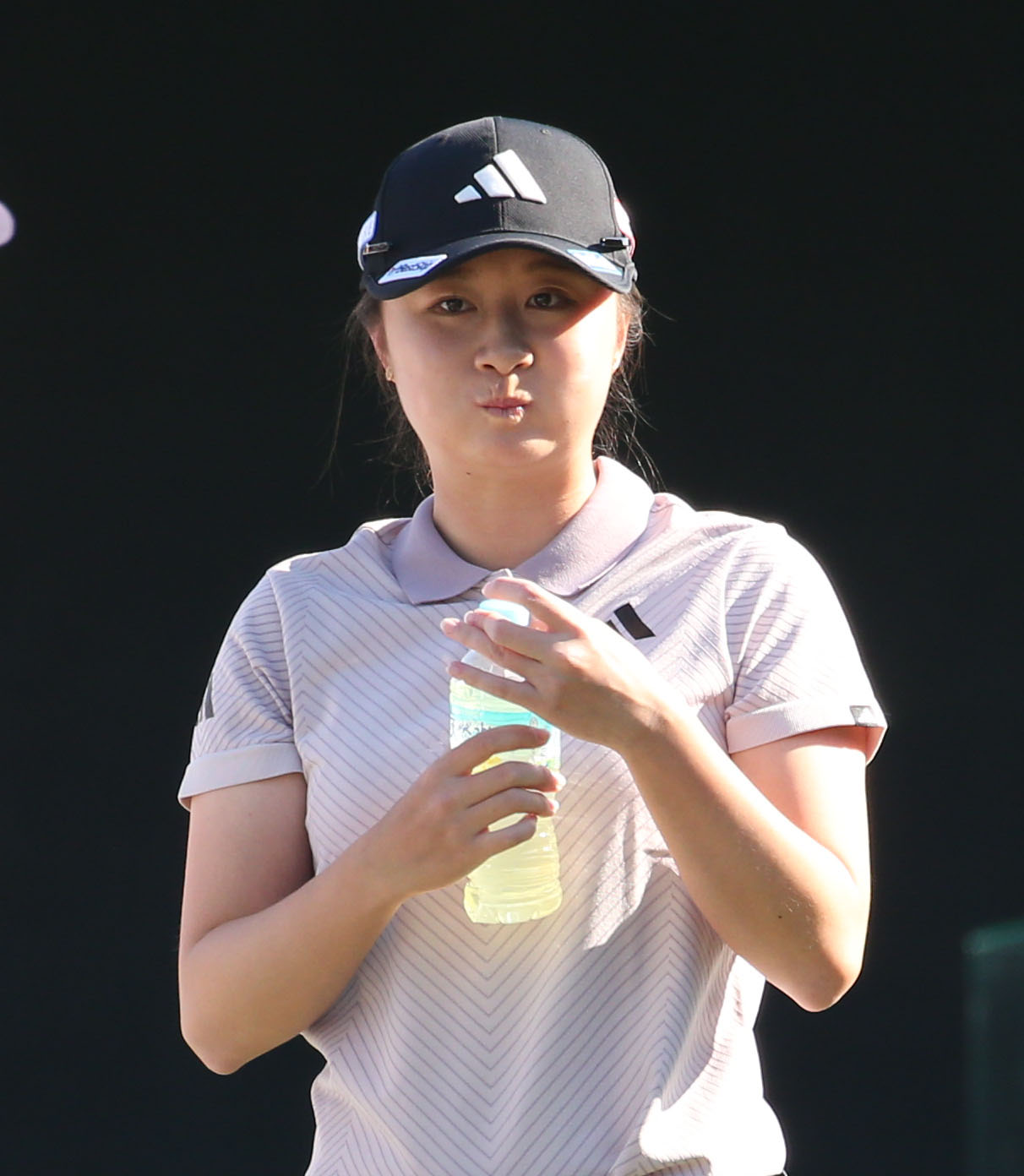1番、水分補給する森田（撮影・冨田成美）