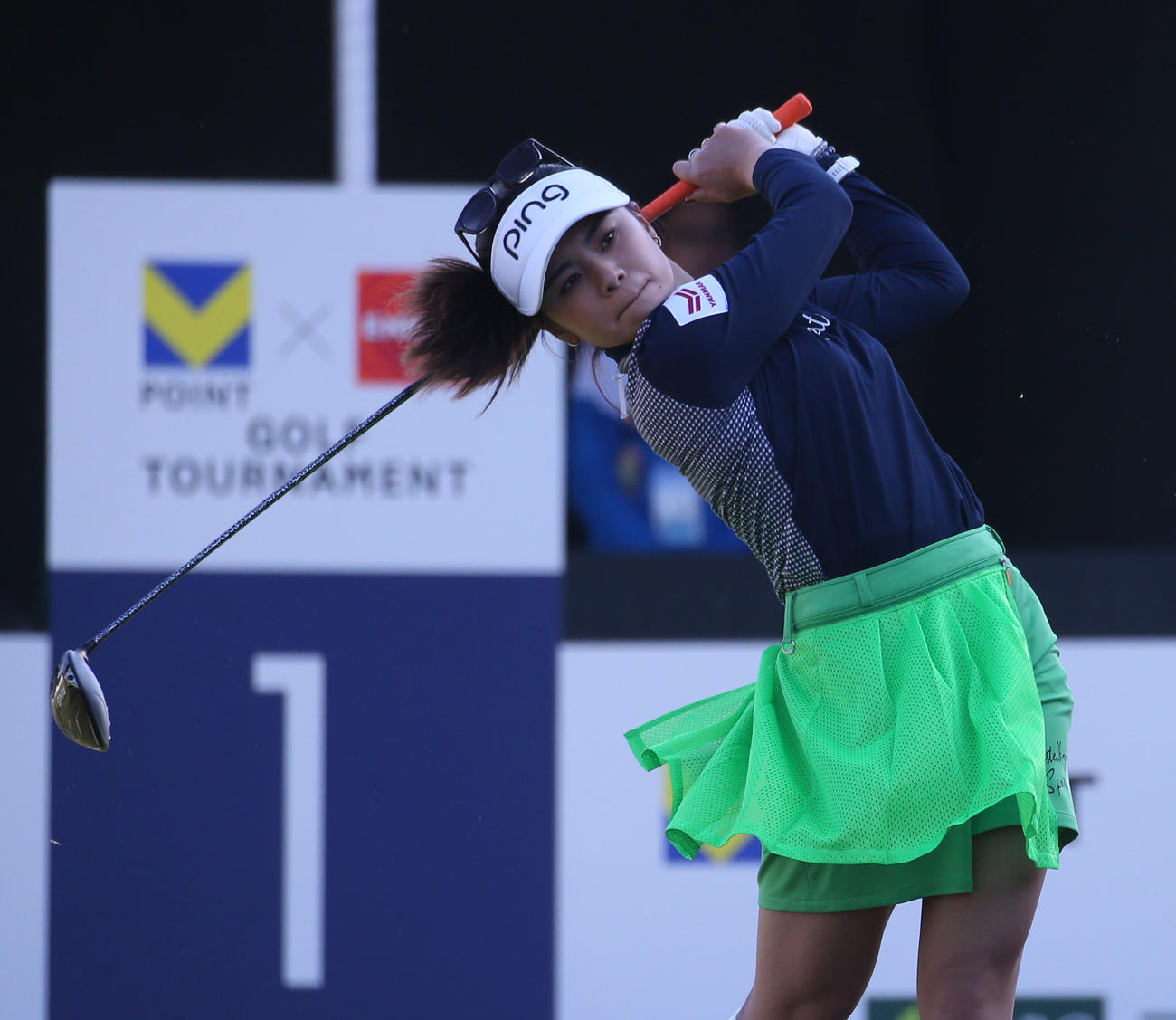1番、ティーショットを放つ藤田かれん（撮影・冨田成美）