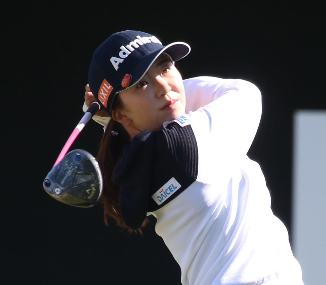 1番　ティーショットを放つ堀（撮影・冨田成美）
