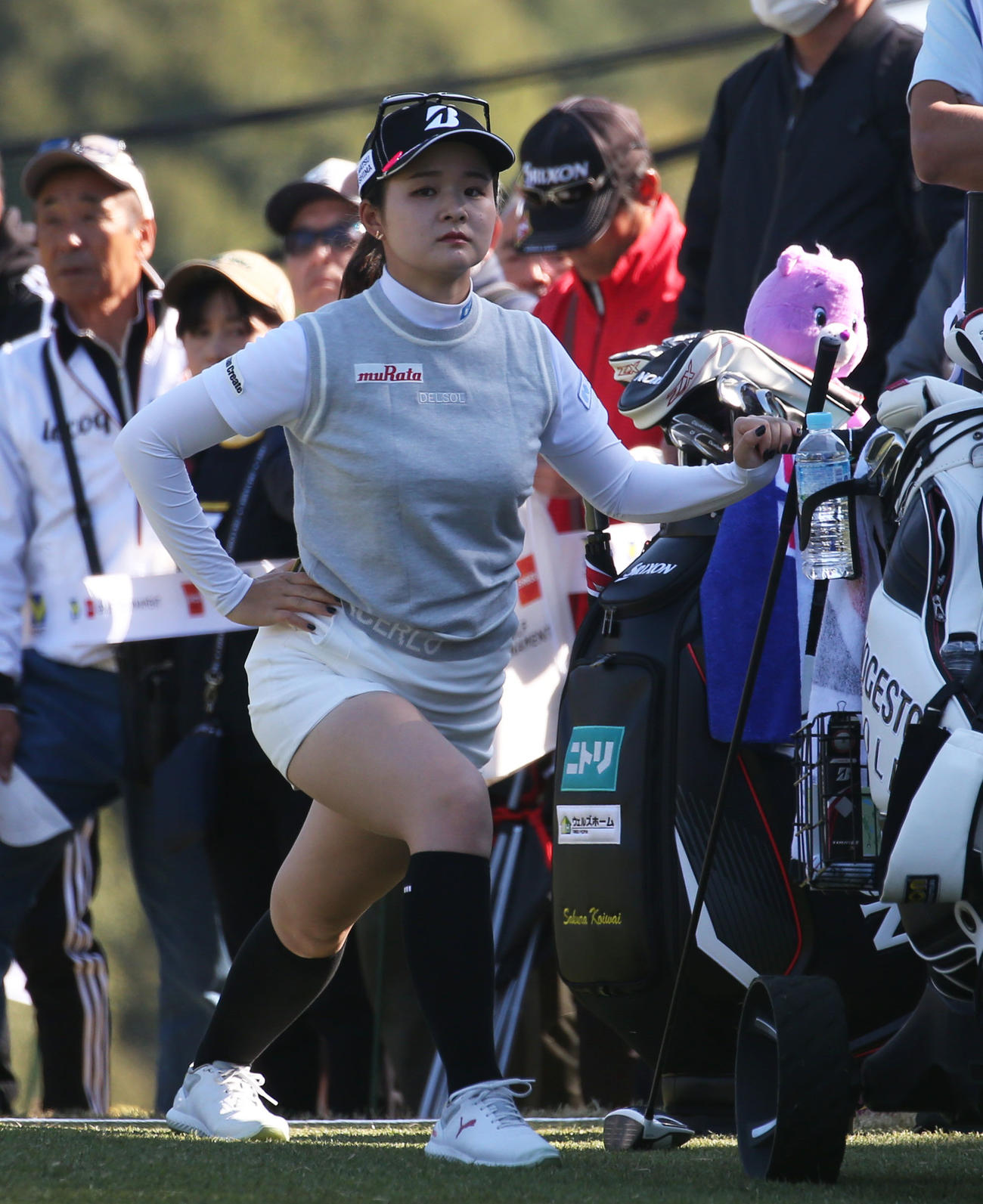 1番　ティーグラウンドでストレッチを行う川崎（撮影・冨田成美）
