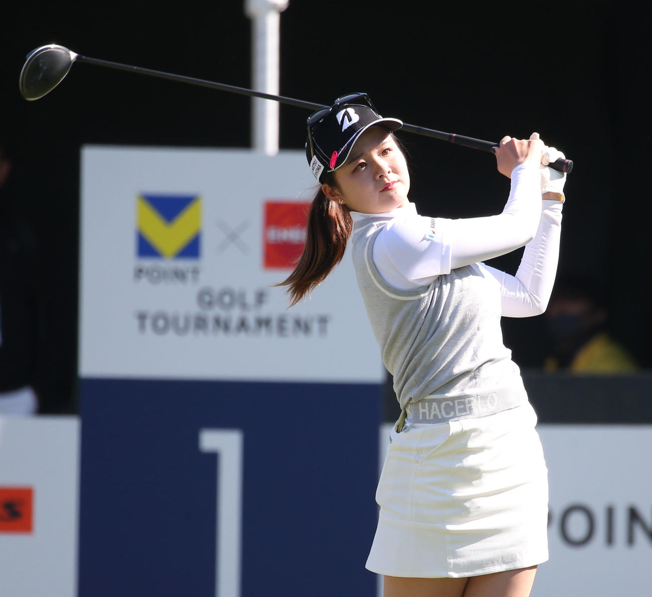 1番　ティーショットを放つ川崎（撮影・冨田成美）